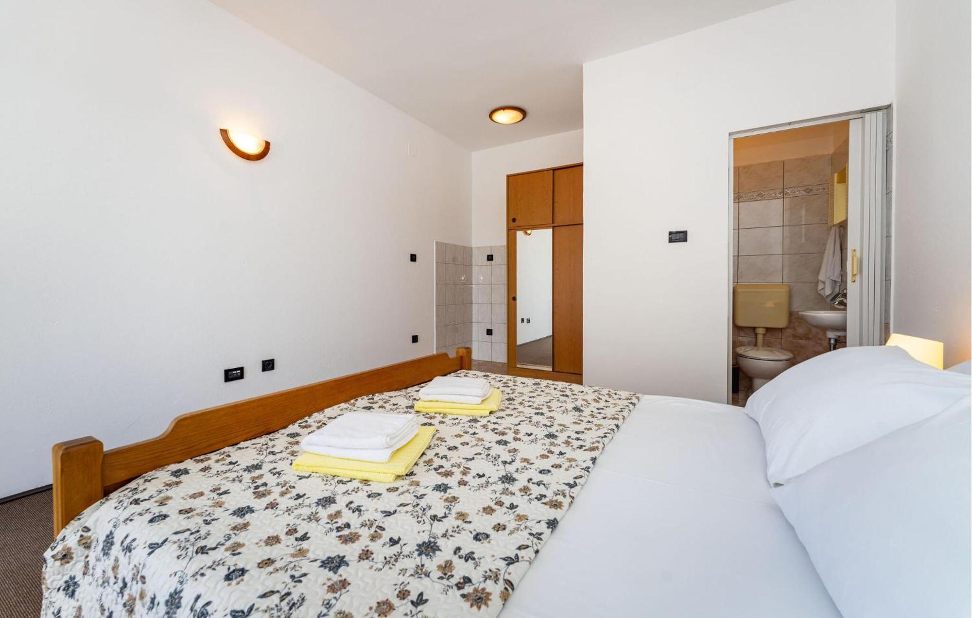 Beautiful Apartment In Galovac With Kitchen Bagian luar foto