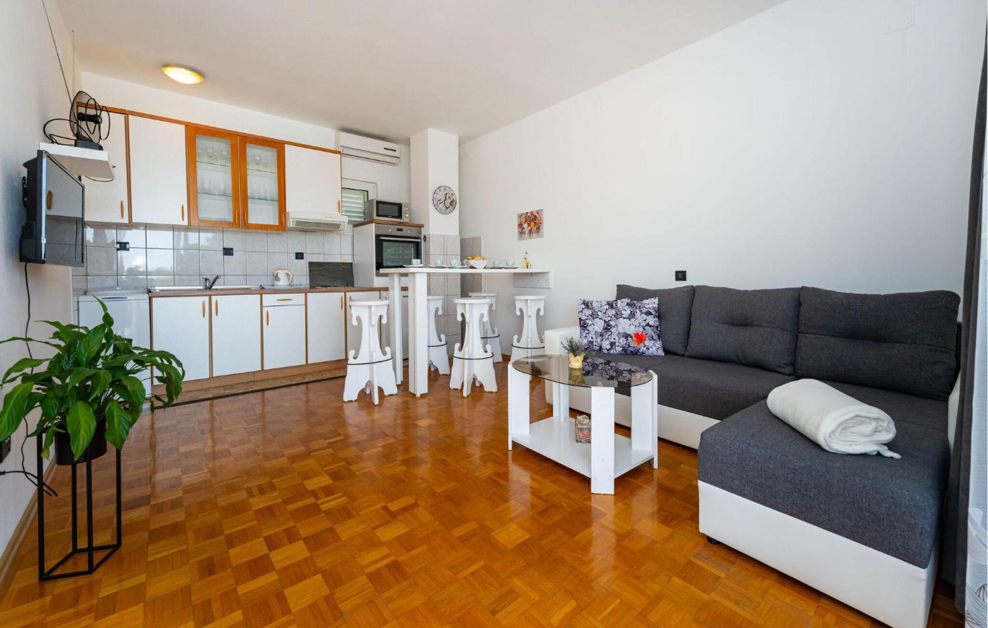 Beautiful Apartment In Galovac With Kitchen Bagian luar foto